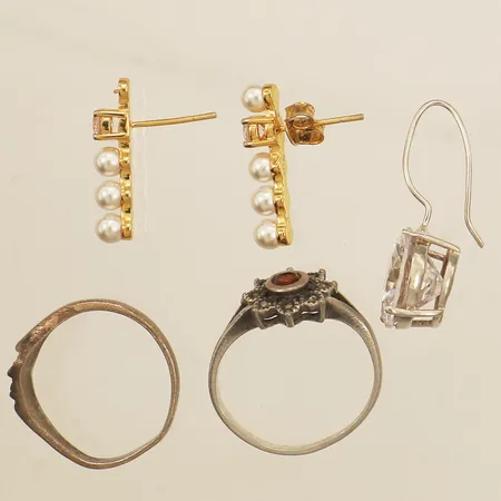 Två ringar samt två par örhängen, defekta silver 830-925/1000 Vikt: 11,6 g