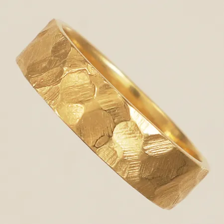 Ring med hamrad dekor stl:19¼, bredd 5,8mm gravyr 18K Vikt: 7,5 g