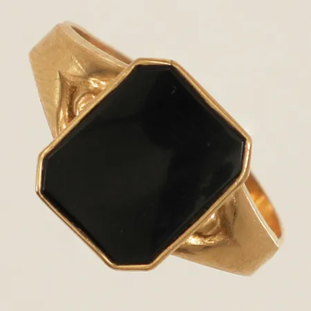 Klackring med onyx defekt år 1975 18K Vikt: 2,9 g