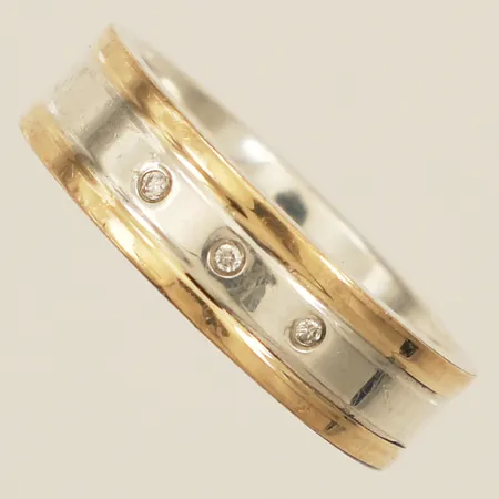 Ring med diamanter 3x0,01ct stl:18¾ delvis förgylld hack i skenan GHA silver 925/1000 Vikt: 7,1 g