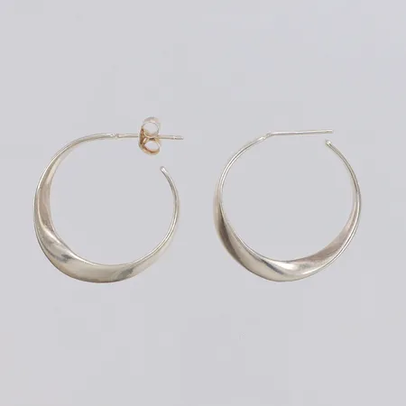 Ett par örhängen Ø 24mm, saknar en snurrebuss, 925/1000 silver Vikt: 4,8 g