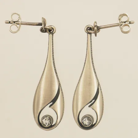 Ett par örhängen med bergkristall Finnfeelings, Karl Laine för Sten & Laine längd ca 35mm, bredd 3,3-9,8mm silver 925/1000 Vikt: 3,1 g