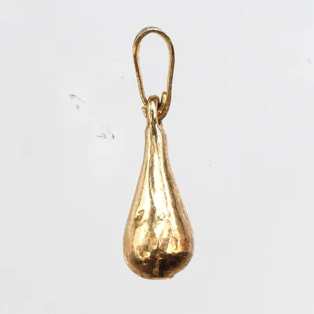 Hänge droppe, längd 19,8mm, bredd 1,8-5,3mm, förgyllt silver, repig, 830/1000 silver. Vikt: 1,6 g