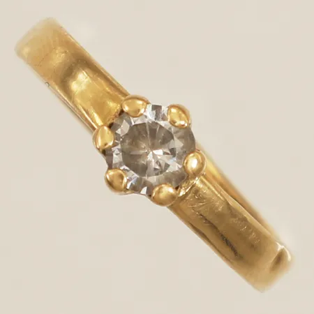 Ring med vit sten defekt 18K Vikt: 1 g