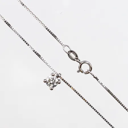Kedja med hänge, diamant 1 x 0,35ct, F/IF enligt certifikat, längd 41cm, bredd 0,6mm, hängets längd 6,5mm, bredd 4,3mm, vitguld, etui, ytter kartong, påse, 18K. Vikt: 2,1 g