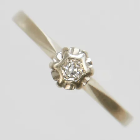 Ring med åttkantslipad diamant 1x ca 0,02ct, stl:16¾, bredd 1,6-5,2mm, vitguld, behov av omrodiering, importstämpel, 18K Vikt: 1,9g Vikt: 1,9 g