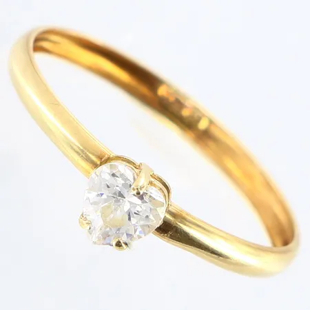 Ring med vit sten stl: 19¼, bredd: 2mm, 9K Vikt: 0,6 g