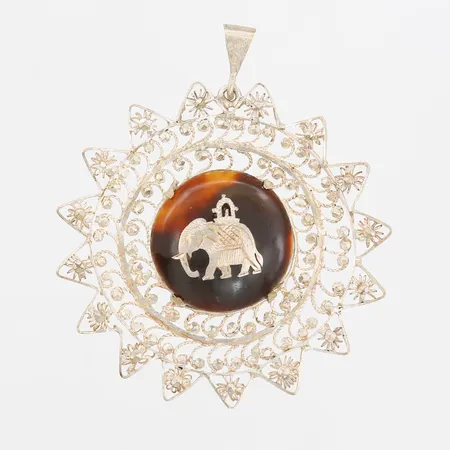 Hänge med elefant längd 52mm, bredd 46mm, ostämplat silver  Vikt: 7 g