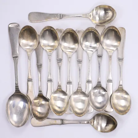 12 teskedar och 1 matsked Uppsala personlig gravyr silver 830/1000 Vikt: 241,9 g