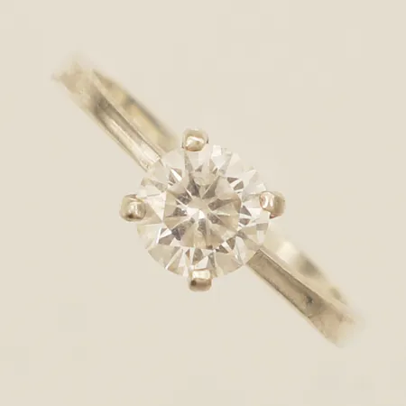Ring med vit sten stl:16, bredd 1,9-5,9mm silver 925/1000 Vikt: 1,5 g