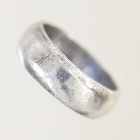 Ring stl:17½ bredd 8mm silver 925/1000 Vikt: 7 g