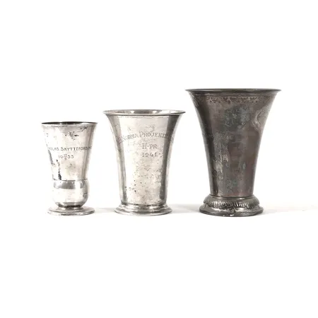 Tre prispokaler höjd 9-13cm, samtliga med gravyr, silver 830/1000 Vikt: 278,4 g