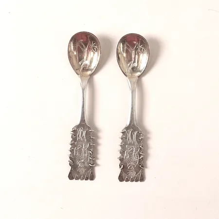 Två teskedar med samiskt motiv, längd 10cm, Haparanda, delvis förgyllt, silver 830/1000 Vikt: 24,6 g
