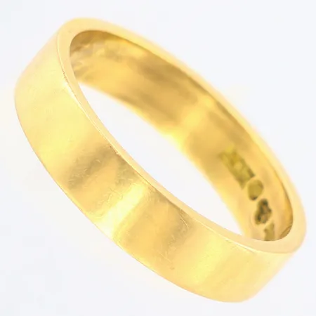 Ring slät stl: 19½ bredd: 5mm, gravyr, 18K Vikt: 6,2 g