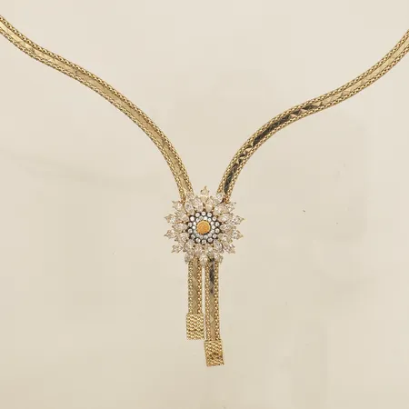 Collier med integrerat hänge längd ca 43cm bredd 4,2mm hängets mått 6,0x2,3cm tvåfärgad stenar 14K Vikt: 22,6 g