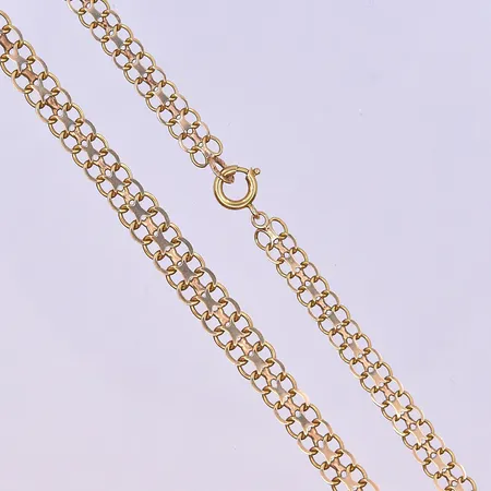 Ring med vita stenar stl: 17 bredd 3-14mm 22K. Vikt: 3,7 g