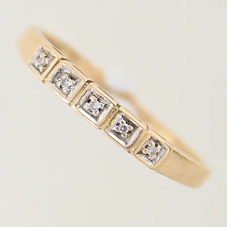 Ring med diamanter 0,12ctv enligt gravyr stl:17½ bredd 2,2-5mm, vitguldsdetalj, repig skena 18K  Vikt: 2,9 g
