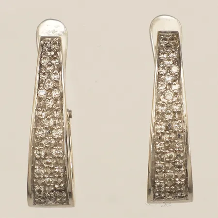 Ett par örhängen med diamanter 58xca0,01ct längd 24mm, bredd 5,9mm vitguld 18K Vikt: 7 g