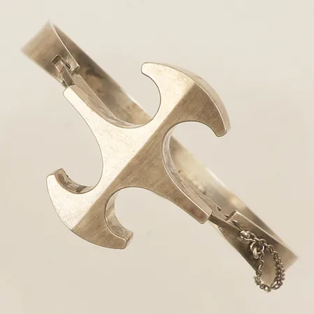 Armring öppningsbart Kultaseppa Salovaara Finland innermått ca 17cm, bredd 7,6-33mm år 1972 säkerhetskedja silver 925/1000 Vikt: 24,4 g