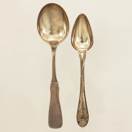Två skedar längd 13,5-15cm, silver 830/1000 Vikt: 49,2 g