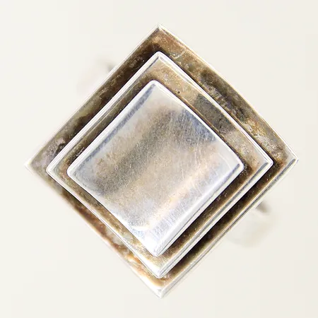 Ring mönstrad stl:18¼ bredd 6,2mm, mittendel i silver, bucklig samt skev silver 830/1000 och 18K Vikt: 4,9 g