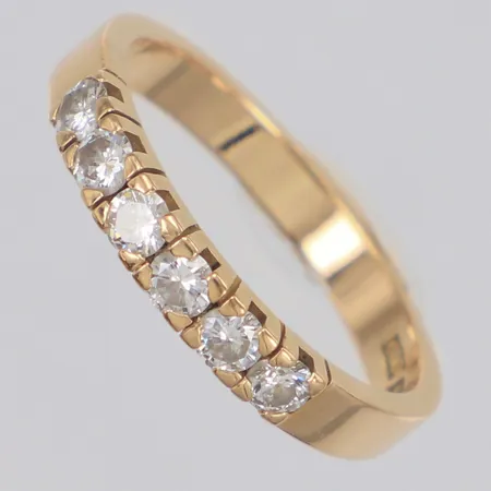 Alliansring med diamanter 6x ca 0,08ct totalt 0,48ct enligt gravyr, stl:18, bredd 3,2mm, Hans Strömdahl AB Stockholm 1985, 18K  Vikt: 3,7 g