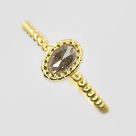 Ring med vit sten GHA stl:17½, bredd 1-7mm, något ojämn skena, 18K. Vikt: 0,7 g