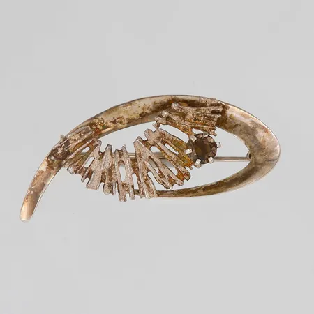 Brosch med briljantslipad rökkvarts, tillverkad i Finland, längd 42mm, bredd 18mm, silver 830/1000 Vikt: 3,7 g