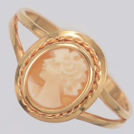 Ring med Camé stl:19, bredd 13mm, 18K Vikt: 2,1 g