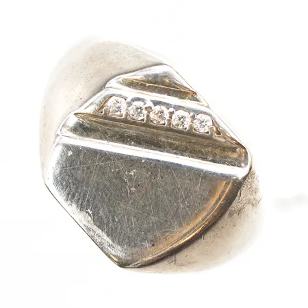 Klackring med vita stenar, stl:19, bredd 2,3-14,8mm, något repig, 925/1000 silver. Vikt: 5,2 g
