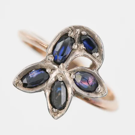 Ring med lila stenar stl:17½, bredd 2-15mm, förgyllt silver  Vikt: 3,7 g