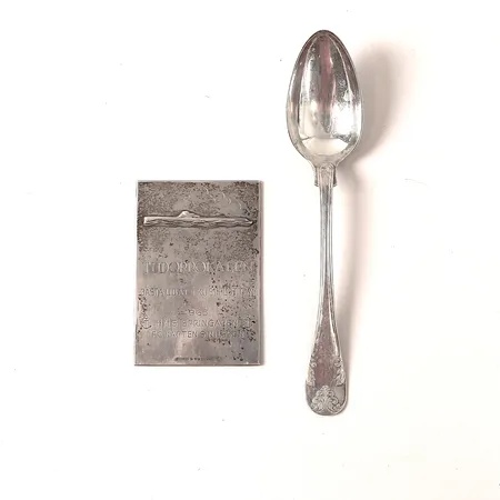 Sked och prisplakett, gravyr, silver 830/1000 Vikt: 89 g
