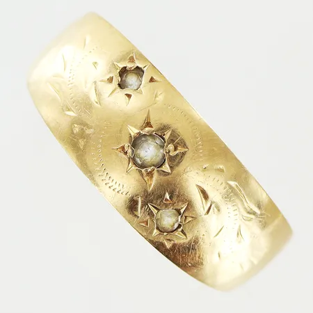 Ring Bismarck Guldfynd stl:17¾ bredd 2-7mm oval skena 18K.  Vikt: 2,3 g