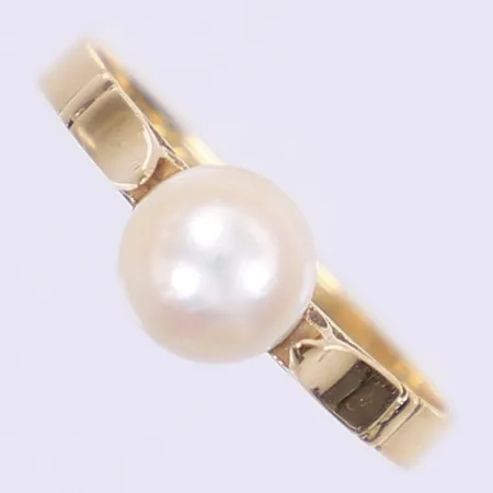 Ring med pärla stl:16¾ bredd 2-6mm, gravyr, repig, 18K Bruttovikt: 1,7g