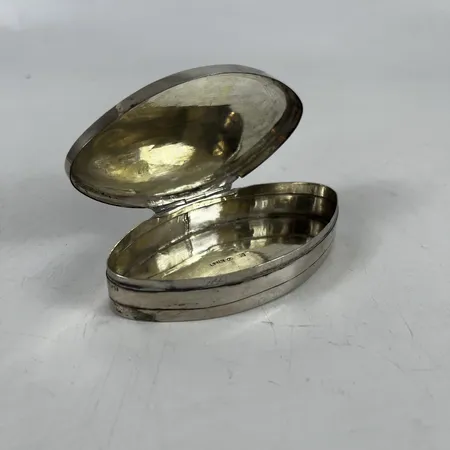 Silverask från 1812, längd 9cm, bredd 5,5cm, höjd 2cm, något bucklig, 830/1000 silver.  Vikt: 47,6 g