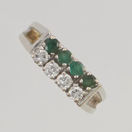 Ring med diamanter 4x ca 0,10ct, smaragder, stl:18 bredd 5mm, behov av omrodiering, 18K 3,5g.