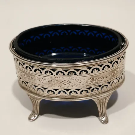Saltkar med glasinlägg höjd 4,5cm bredd 5cm silver England silver 830/1000 Vikt: 48,8 g