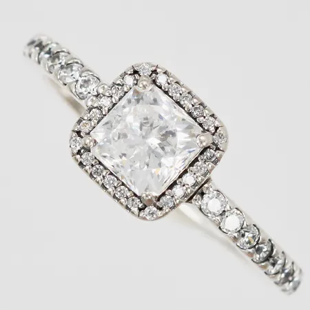 Ring Pandora med vita stenar stl: 17¾ bredd ca 2-7mm 925/1000 silver Vikt: 2,7 g