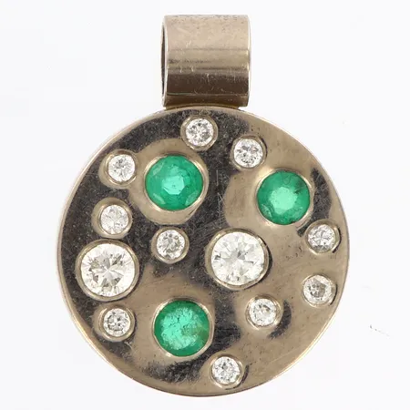 Hänge med diamanter samt smaragder, totalt ca 0,63ctv, Ø18mm, vitguld, 18K Vikt: 5,9 g