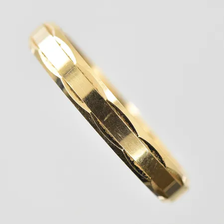 2 ringar stl:16½ bredd 3mm, gravyr, 18K. Vikt: 6,3 g