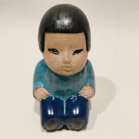 Figurin Mei ur serien All världens barn formgivare Lisa Larson för Gustavsberg höjd ca 9cm stengods etikettmärkt glasyr-ojämnheter