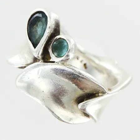 Ring med svart och vita stenar stl:16, en sten limmad snett, skev skena, silver 925/1000 Vikt: 5,8 g