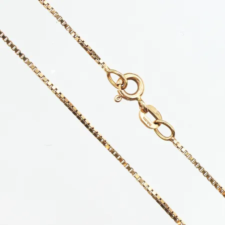 Kedja, längd 42cm, bredd 0,9mm, 18K. Vikt: 3,2 g