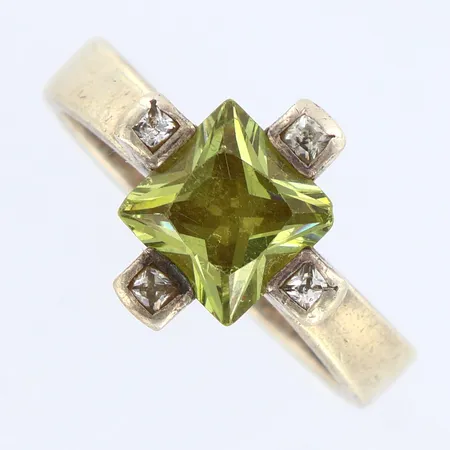 Ring med grön och vita stenar, stl:17¾, bredd: 4-14mm, repig, 925/1000 silver Vikt: 6,3 g