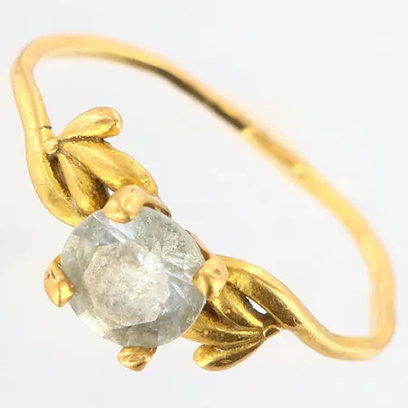 Ring med vit sten stl: 16¼, bredd: 0,5-7mm, skev skena, 21K Vikt: 1,4 g