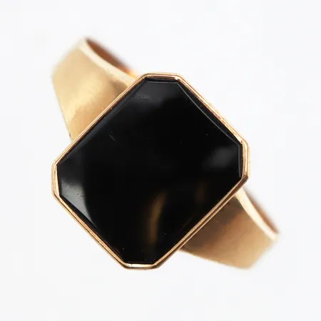 Klackring med onyx, stl:20, bredd 2,7-12,5mm, repig onyx, något skev skena, 18K. Vikt: 2,6 g