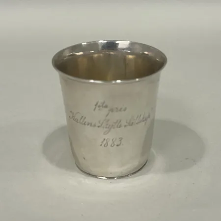 Fingerborg bucklig samt med gravyr silver 830/1000 Vikt: 2,1 g
