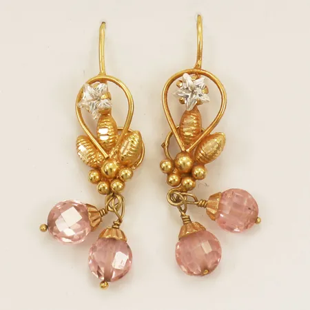 Ett par örhängen med rosa och vita stenar längd 29,8mm bredd 7,3mm ostämplat 14K Vikt: 2,6 g