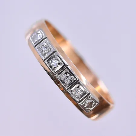 Armband Bismarck med 3 berlocker längd 18,5cm bredd 6mm 18K. Vikt: 13,5 g