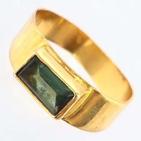 Ring med grön sten stl: 15, bredd: 3-6mm, skev, storleksändrad, 18K Vikt: 1,7 g